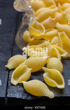 Conchiglione noodle on dark legno rustico. Foto Stock