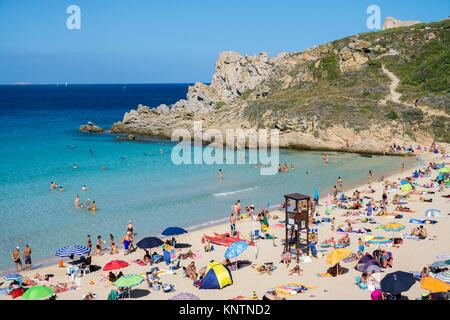 Beachlife alla spiaggia di Rena Bianca a Santa Teresa di Gallura, Sardegna, Italia, mare Mediterraneo, Europa Foto Stock