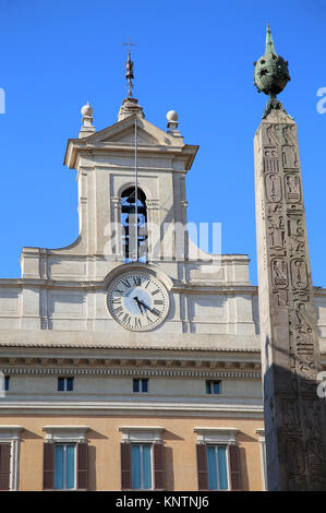 Obelisco di Montecitorio e il parlamento italiano sulla Piazza di Montecitorio a Roma, Italia Foto Stock