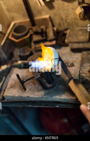 Il gioielliere oro di fusione Foto Stock