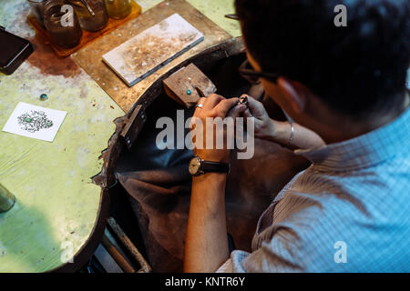 Artigiano lavorando su un banco di lavoro Foto Stock