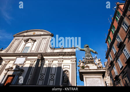 Statua di San Gaetano e San Paolo Maggiore chiesa in piazza San Gaetano, Napoli, campania, Italy Foto Stock