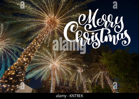 Sfondo di natale Palm tree nella città di notte con sovrapposizione di fotografie Merry Christmas, biglietto di auguri Foto Stock