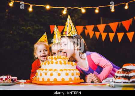 allegri bambini in festa cappellini ballare durante felice compleanno  celebrazione a casa, banner, immagine stock Foto stock - Alamy