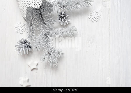 Mockup Natale albero bianco e il cono. Flatlay su un bianco sullo sfondo di legno, con posto per il testo Foto Stock