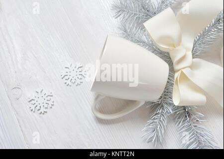 Mockup tazza bianca su uno sfondo di legno, decorazioni di Natale. La vista dall'alto è fotografato Foto Stock