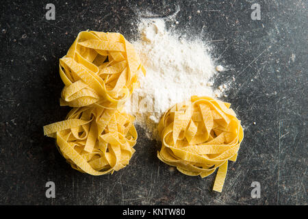 Materie tagliatelle e farina. Foto Stock