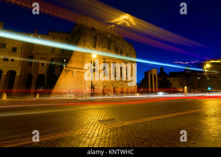 Maestoso Colosseo a Roma al crepuscolo, Italia Foto Stock