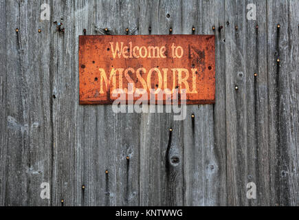 Metallo arrugginito segno sulla parete in legno con la frase: Benvenuti in Missouri. Foto Stock