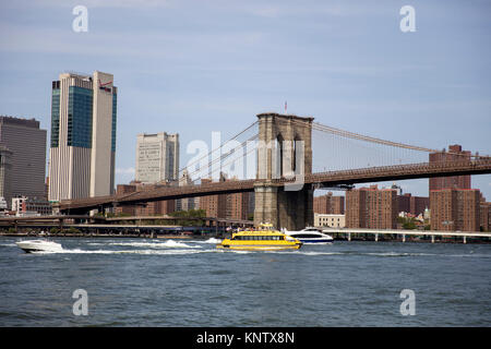 Vista sul Ponte di Brooklyn a New York. Esso è stato aperto in 1883 ed è uno dei più antichi ponti di carreggiata in noi. Foto Stock