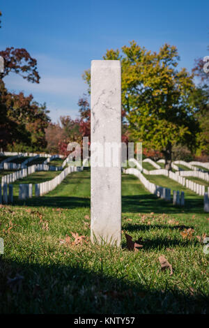 Singola Lastra Tombale Closeup superficie texture al Cimitero Nazionale di Arlington Washington DC USA Foto Stock