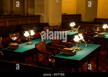 Stati Uniti Primo Congresso Capitol metropolitana Sala Riunioni La storia Coloniale Lampade a olio sedie scrivanie Foto Stock
