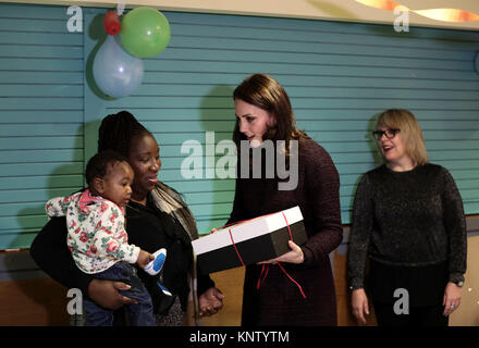 La Duchessa di Cambridge parla ai bambini durante la sua visita al Rugby Portobello fiducia centro comunitario nel nord di Kensington, Londra, dove si unì ai bambini e alle famiglie per celebrare il lavoro della fiducia. Foto Stock