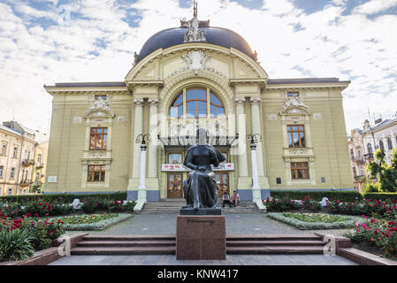 Statua di Olha Kobylianska davanti di Musica e Teatro in Chernivtsi (Polacco: Czerniowce) città in Chernivtsi Oblast, in Ucraina occidentale Foto Stock