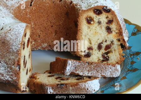 Pan di Spagna con uvetta con crosta dorata spolverato con zucchero a velo vicino a Foto Stock