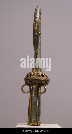 Testa decorativa crozier raffigurante San Michele che uccide un drago, con intricate sculture e iconografia religiosa. Foto Stock