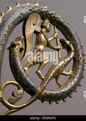 Illustrazione di una testa di crozier raffigurante San Michele che uccide il drago, mostrando iconografia religiosa dettagliata e opere decorative in metallo. Foto Stock