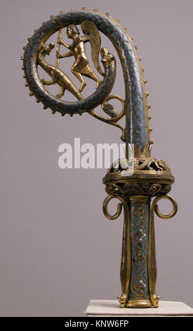 Illustrazione di una testa di crozier raffigurante San Michele che uccide un drago, evidenziando il simbolismo religioso dettagliato e la lavorazione dei metalli ornamentali. Foto Stock
