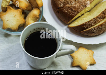 La prima colazione di prodotti freschi toast, cookie e waffle con marmellata sul tavolo al mattino. Foto Stock