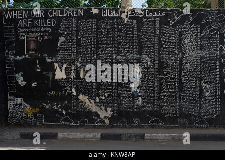 Una parete che elenca tutti i nomi dei bambini uccisi nel 2014 bombardamento di Gaza. Aida Refugee Camp di Betlemme, Palestina Foto Stock