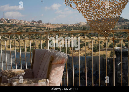 Vista della barriera di separazione, oliveto e di insediamento da Aida Refugee Camp di Betlemme, West Bank, Palestina Foto Stock