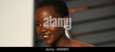 BEVERLY HILLS, CA - febbraio 22: Natalie Portman assiste il 2015 Vanity Fair Oscar Party hosted by Graydon Carter a Wallis Annenberg Center for the Performing Arts nel febbraio 22, 2015 a Beverly Hills, la California Persone: Lupita Nyong'o Foto Stock