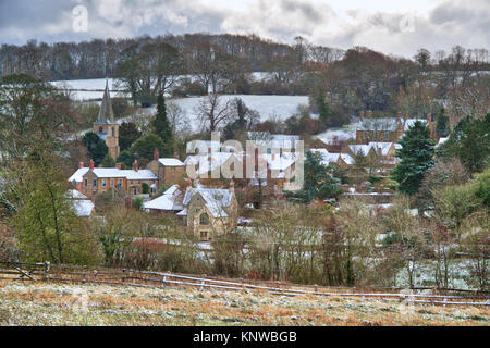 Swerford il Villaggio sotto la neve in dicembre. Swerford, Cotswolds, Oxfordshire, Inghilterra Foto Stock