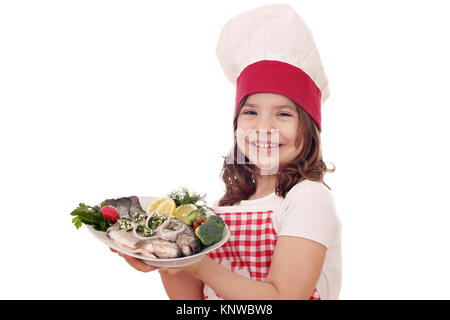 Felice bambina cook con pesci trote Foto Stock