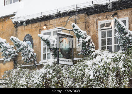 The Queens Head Inn a tempo di natale nella neve. Stow on the Wold, Cotswolds, Gloucestershire, Inghilterra Foto Stock