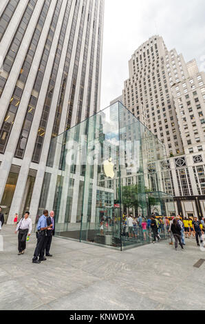 NEW YORK - Lug 17: Apple Store in Grand Army Plaza New York il 17 luglio 2014. Grand Army Plaza si trova all'intersezione di Central Park South e quinta Aven Foto Stock