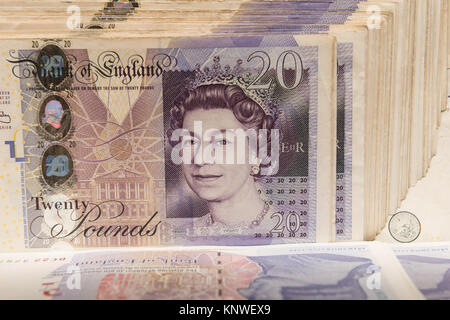 Pila di usato venti 20 £ banconote in valuta DEL REGNO UNITO Foto Stock