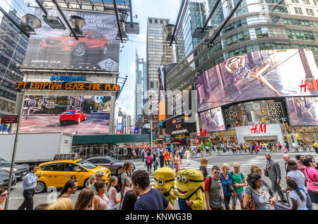 NEW YORK - Lug 22: 42nd Street vicino a Times Square con il traffico e gli spot pubblicitari sulla luglio 22, 2014 a New York. 42Nd Street è una delle principali strade attraversate kn Foto Stock