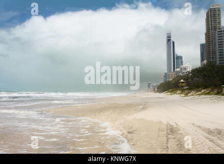 Città di mare - grattacieli in Gold Coast Australia wth turbolento onde sulla spiaggia e il cielo in tempesta Foto Stock