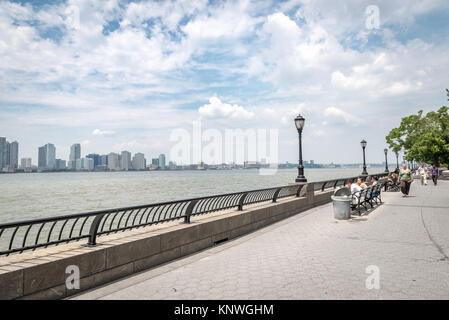 NEW YORK CITY - Luglio 13: vista sulla città di Jersey sulla luglio 13, 2015 a New York. Jersey City è la seconda città più popolosa nello stato americano del New Jerse Foto Stock