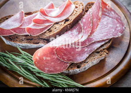 Panini con dark-pane di segale e diversi tipi di salumi Foto Stock