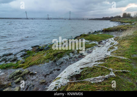 Guardando fuori attraverso il fiume Mersey presso il vecchio Runcorn Silver Jubilee Bridge e il nuovo Mersey ponte Gateway Foto Stock