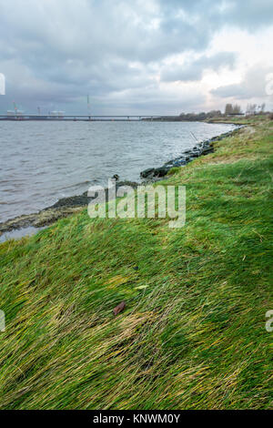 Guardando fuori attraverso il fiume Mersey presso il vecchio Runcorn Silver Jubilee Bridge e il nuovo Mersey ponte Gateway Foto Stock