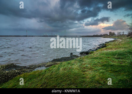 Guardando fuori attraverso il fiume Mersey presso il vecchio Runcorn Silver Jubilee Bridge e il nuovo Mersey ponte Gateway Foto Stock