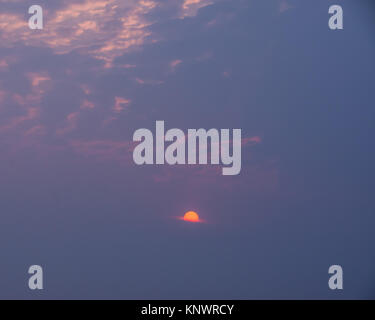 Il sole che tramonta oltre la savana della Namibia Foto Stock