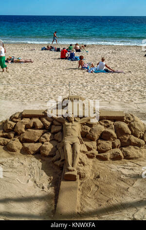 Spagna benidorm: East Beach religioso-themed le sculture di sabbia: cross Foto Stock