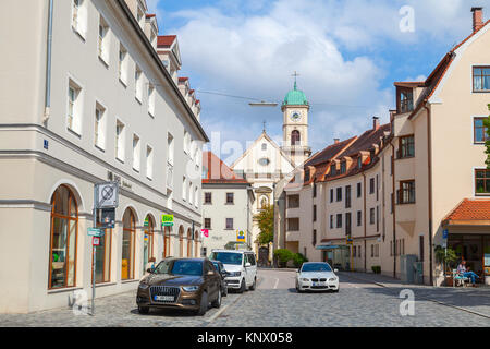 Regensburg, Germania - 5 Maggio 2017: Old town street view con Kirche St. Mang in background. Le persone normali sono sulla strada Foto Stock