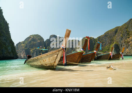 Longtail barche ancorate al Maya Bay sull isola di Phi Phi Leh Island, Provincia di Krabi, Thailandia. Essa è parte del Mu Ko Phi Phi Parco Nazionale. Foto Stock