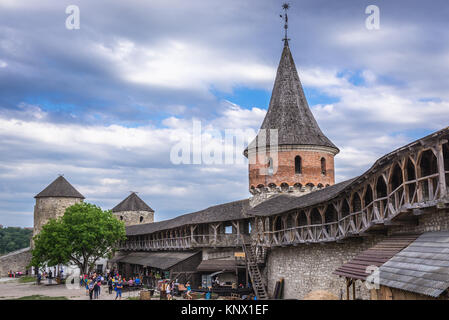 Torri e mura del castello nella città di Kamianets-Podilskyi in Khmelnytskyi Oblast di Ucraina occidentale Foto Stock