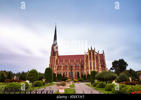 Il vecchio castello antico. Trinità santa chiesa cattolica nel revival gotico in stile villaggio Gervyaty, regione di Grodno, Bielorussia. Foto Stock