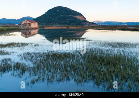 Molino de Cerroja - Molino de Mareas de Escalante, anno 1047. A Escalante. Marismas de Santoña, Noja y Joyel, Mare cantabrico, Cantabria, Spagna, Europa Foto Stock