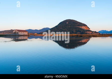 Molino de Cerroja - Molino de Mareas de Escalante, anno 1047. A Escalante. Marismas de Santoña, Noja y Joyel, Mare cantabrico, Cantabria, Spagna, Europa Foto Stock