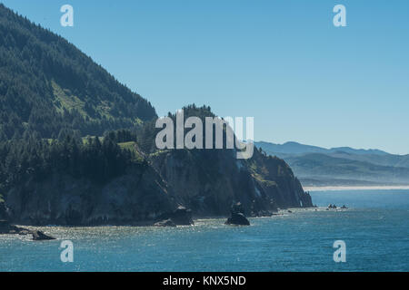 Scogliere rocciose sul Southern Oregon Coast su una soleggiata giornata estiva Foto Stock