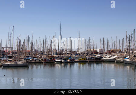 Vista di molti yacht parcheggiato a Palma de Mallorca marina. Si tratta di un resort in città e la capitale dell'isola spagnola di Maiorca nel Mediterraneo occidentale. Foto Stock