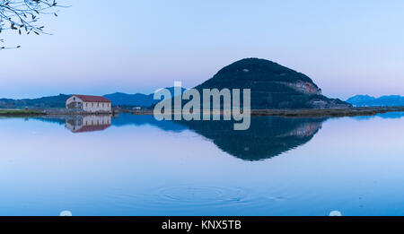 Molino de Cerroja - Molino de Mareas de Escalante, anno 1047. A Escalante. Marismas de Santoña, Noja y Joyel, Mare cantabrico, Cantabria, Spagna, Europa Foto Stock