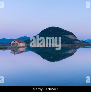 Molino de Cerroja - Molino de Mareas de Escalante, anno 1047. A Escalante. Marismas de Santoña, Noja y Joyel, Mare cantabrico, Cantabria, Spagna, Europa Foto Stock